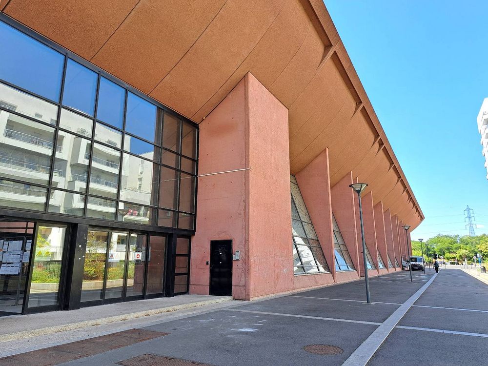 L'extérieur du bâtiment des premiers cycles.