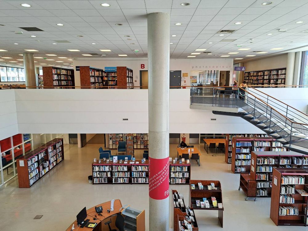 L'intérieur de la Bibliothèque Universitaire.