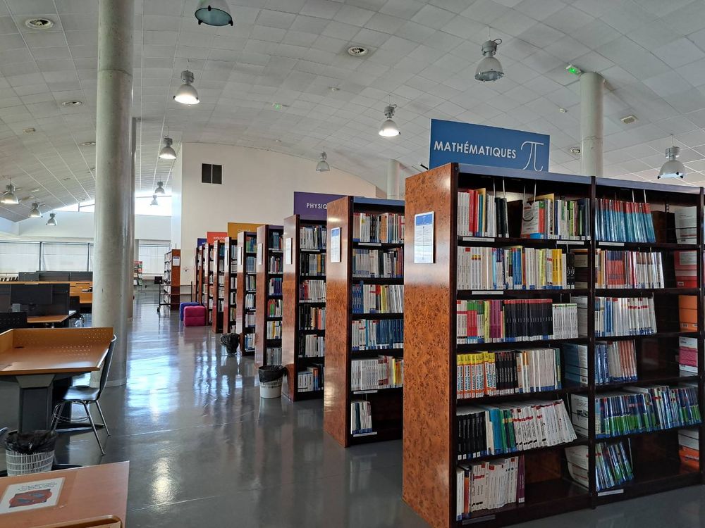 L'intérieur de la Bibliothèque Universitaire.