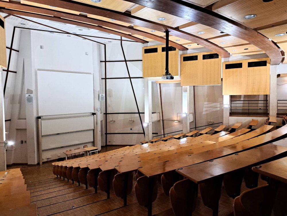 L'intérieur du Grand Amphi du bâtiment Maupertuis.