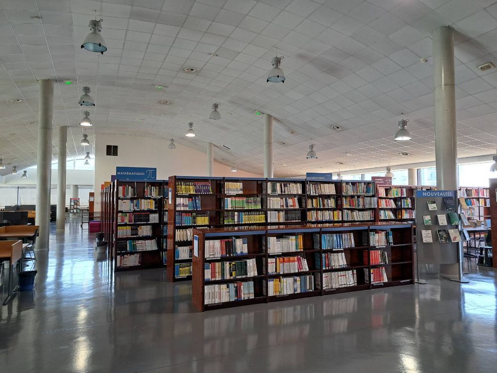L'intérieur de la Bibliothèque Universitaire.