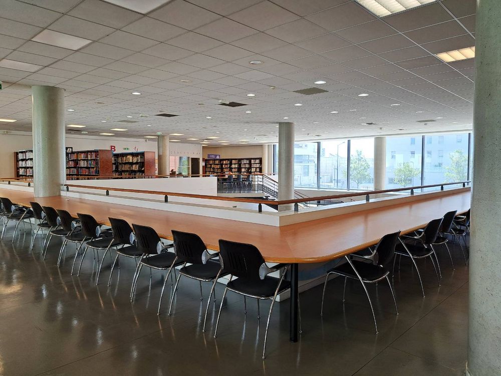 L'intérieur de la Bibliothèque Universitaire.