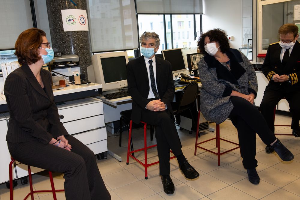 Échanges entre Frédérique Vidal, Patrick Curmi et plusieurs enseignants-chercheurs