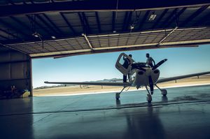 Avion biplace et son pilote