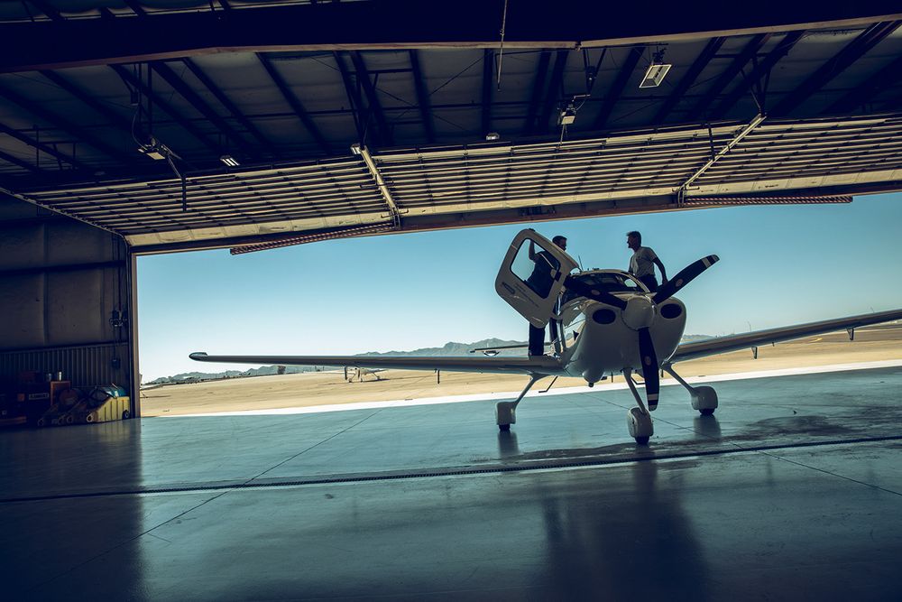 Un biplace dans un hangar
