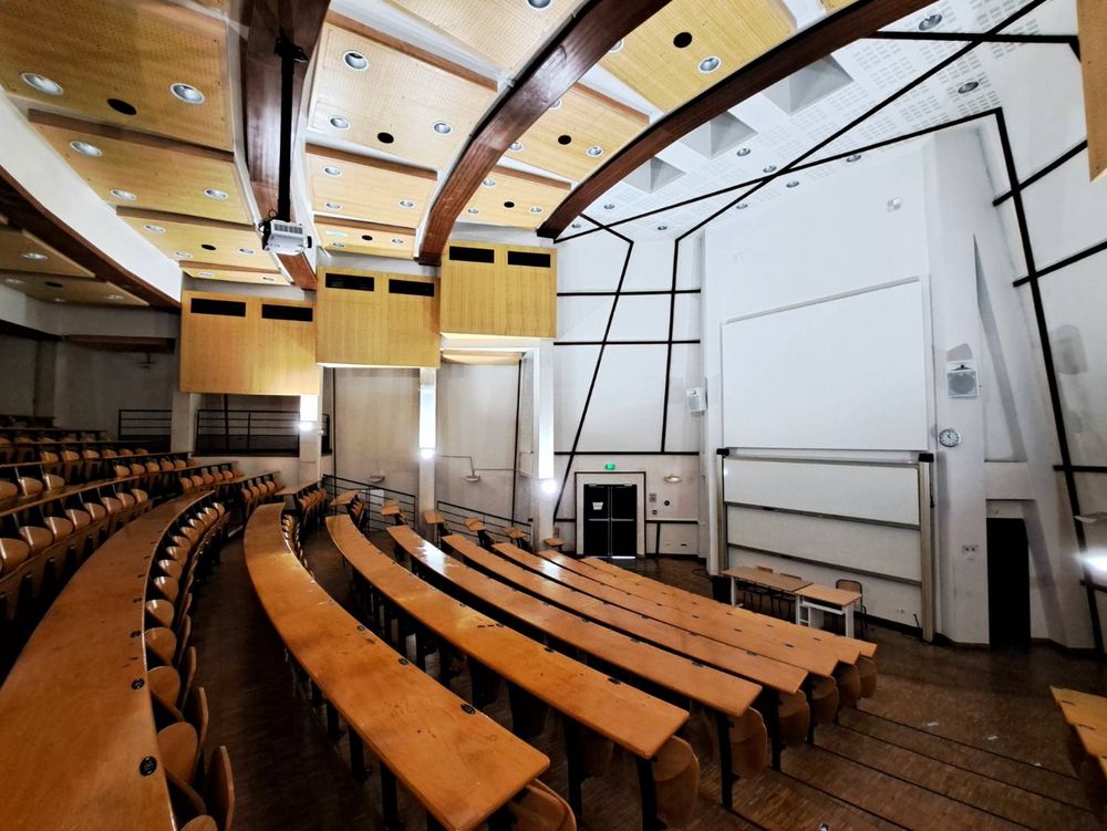 L'intérieur du Grand Amphi du bâtiment Maupertuis.