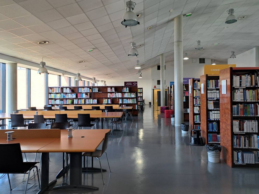 L'intérieur de la Bibliothèque Universitaire.