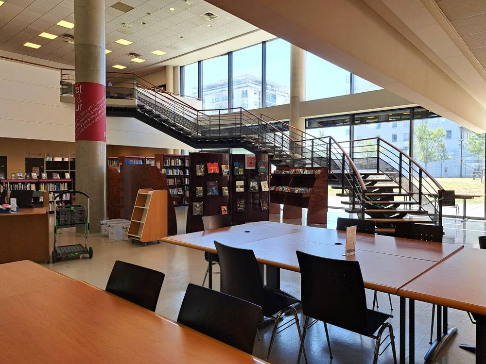 L'intérieur de la Bibliothèque Universitaire.