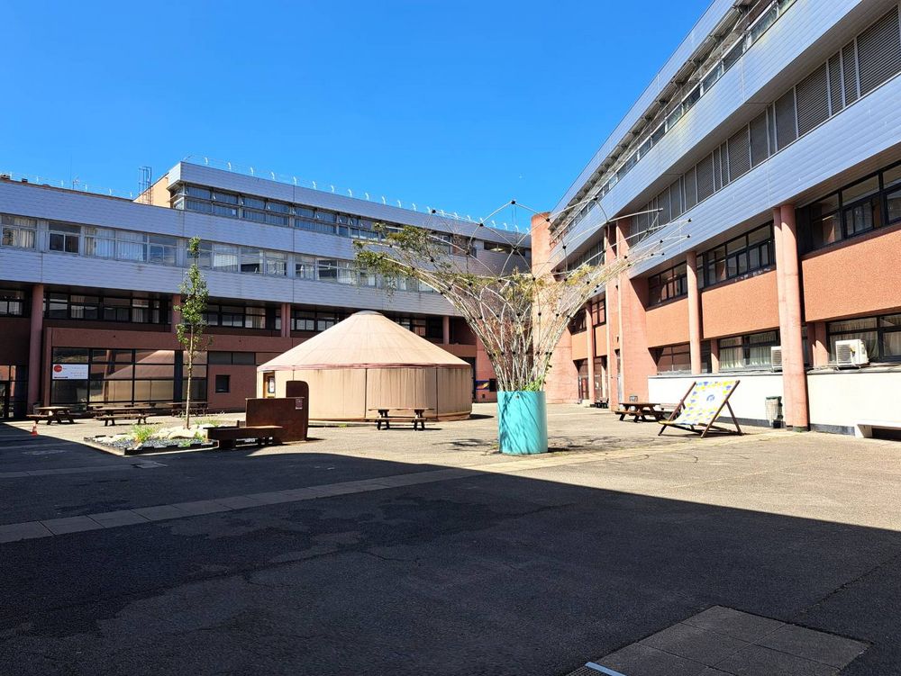 La cour du bâtiment des premiers cycles.