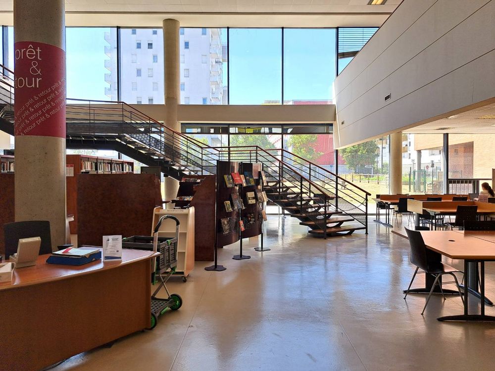 L'intérieur de la Bibliothèque Universitaire.
