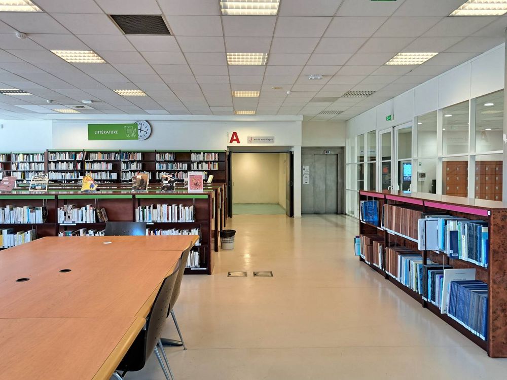 L'intérieur de la Bibliothèque Universitaire.