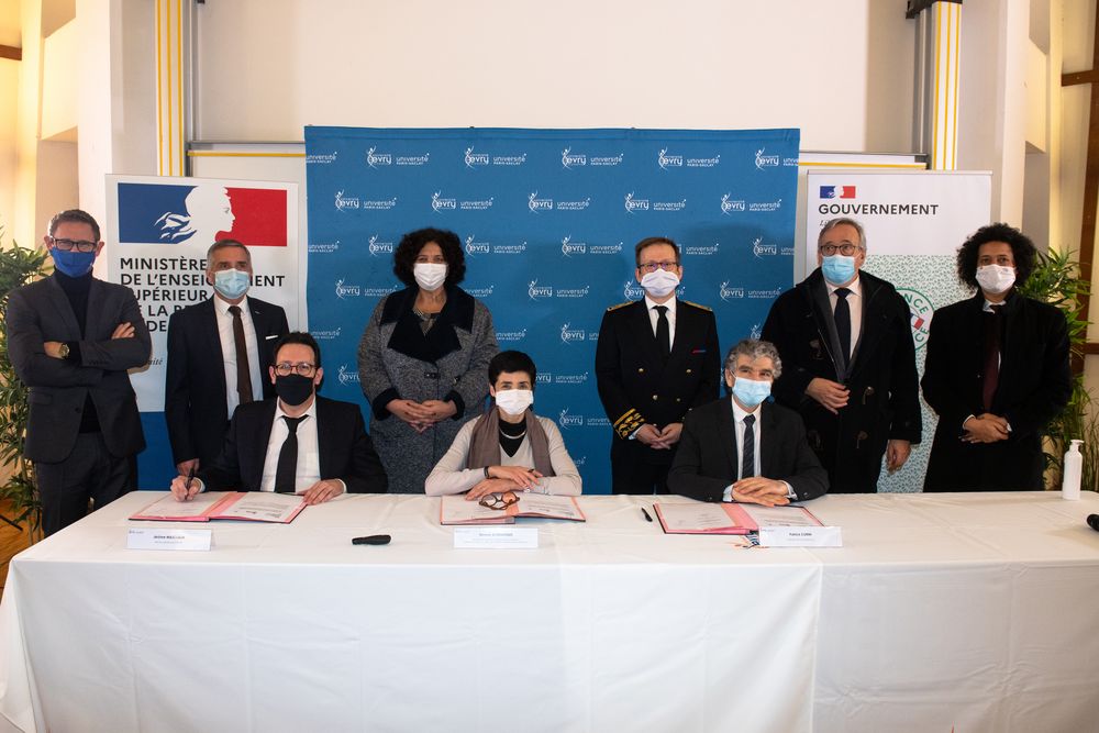 Signature de la convention Plan de relance en présence de Stéphane Baudet, Michel Bisson, Jérôme Masclaux, Frédérique Vidal, Simone Bonnafous, Éric Jalon, Patrick Curmi, Francis Chouat et Pierre-Alain Raffan (de gauche à droite)