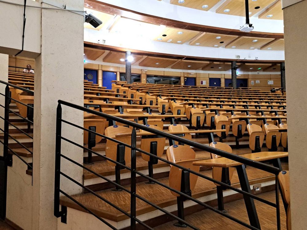 L'intérieur du Grand Amphi du bâtiment Maupertuis.