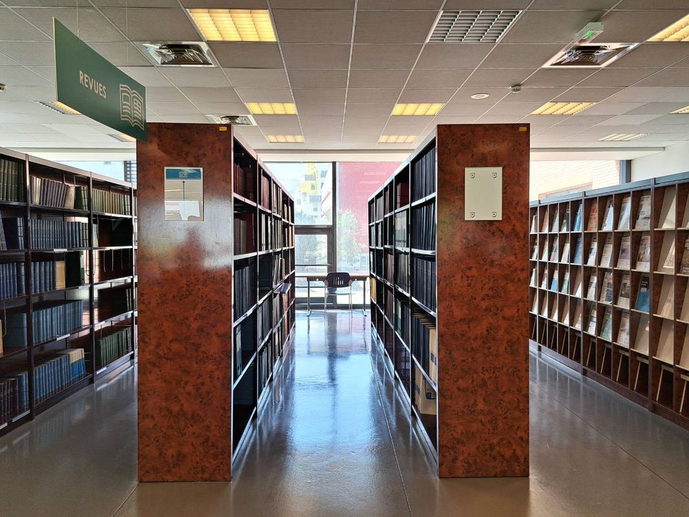 L'intérieur de la Bibliothèque Universitaire.