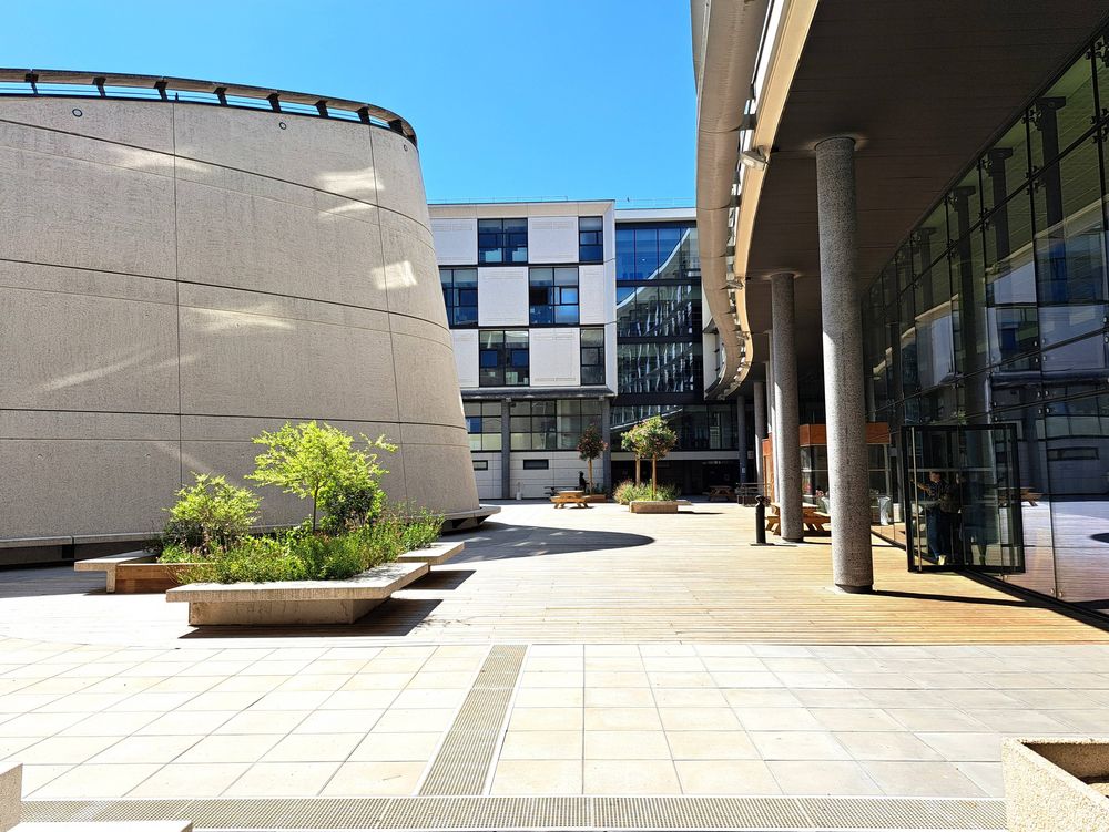 Une vue extérieure de la cour.