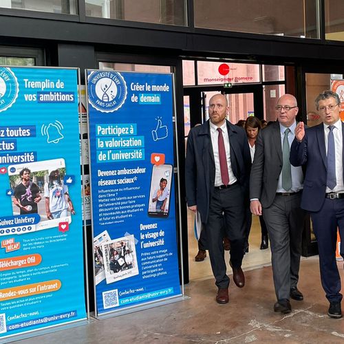 Messieurs les recteurs Olivier Ginez et Christophe Kerrero marchant aux côtés du Président de l'Université d'Évry, Vincent Bouhier