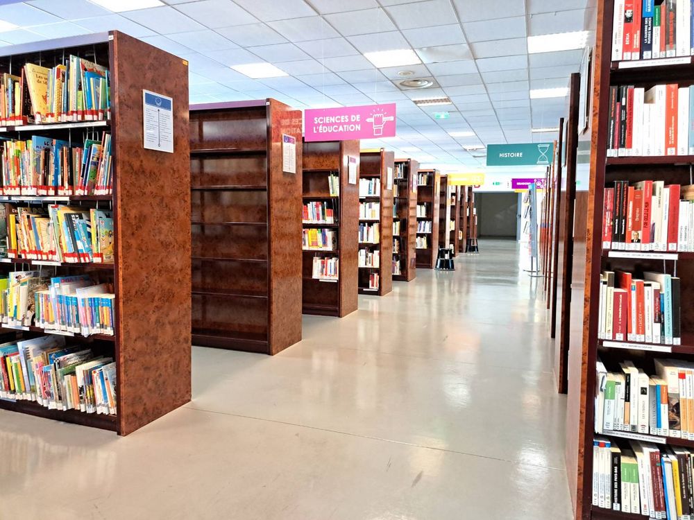 L'intérieur de la Bibliothèque Universitaire.