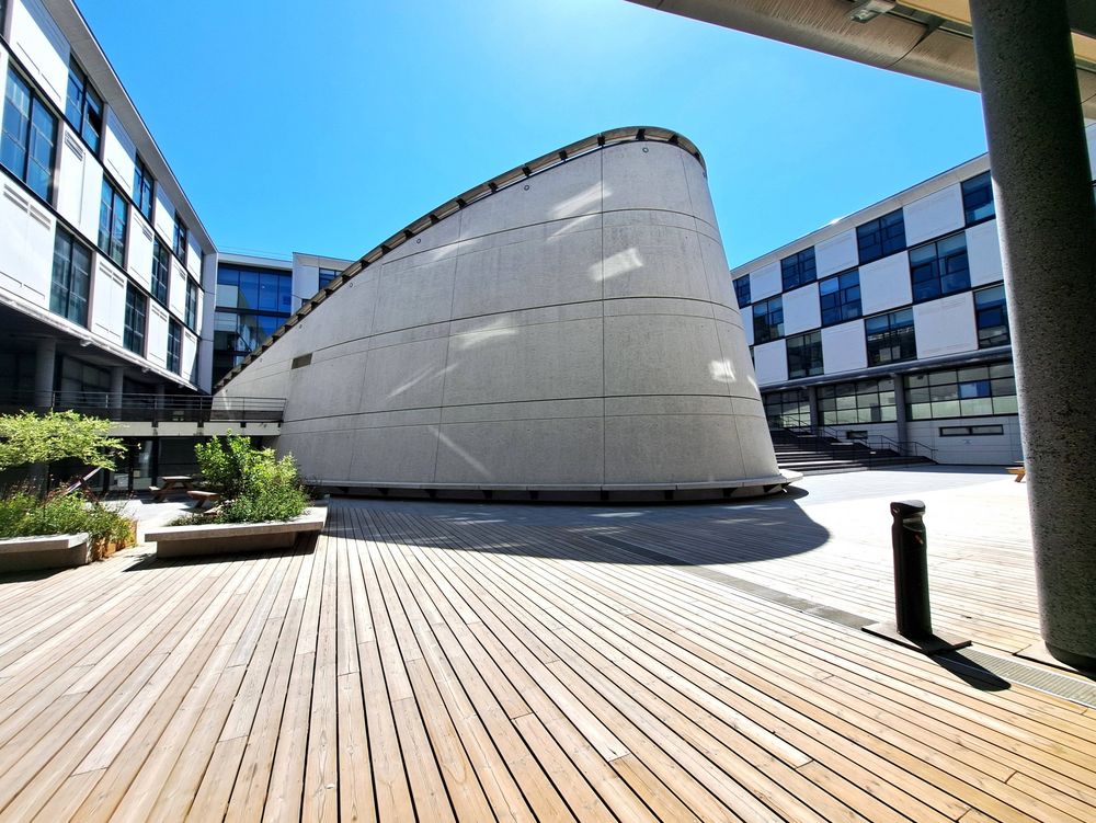 Une vue extérieure de la Cour.