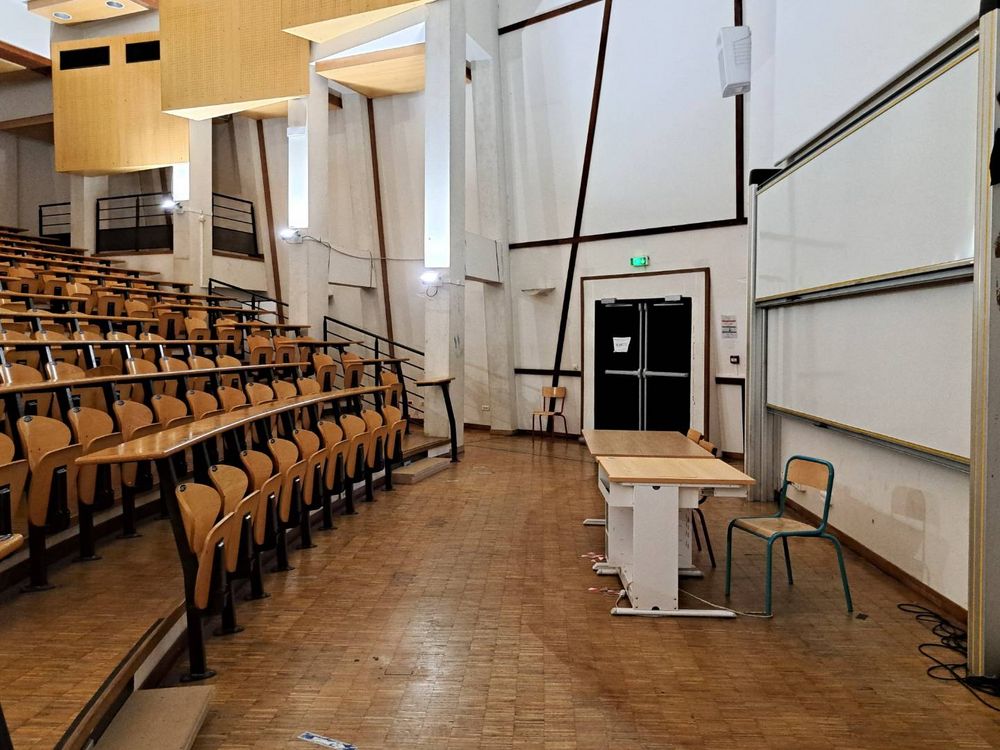 L'intérieur du Grand Amphi du bâtiment Maupertuis.