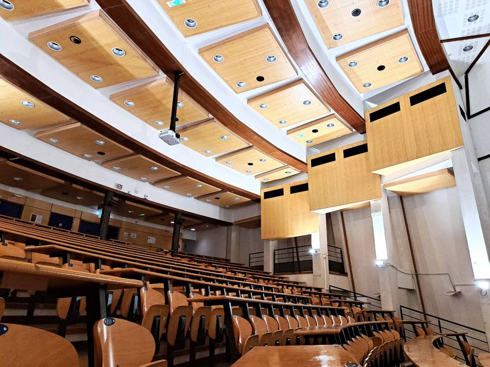 L'intérieur du Grand Amphi du bâtiment Maupertuis.