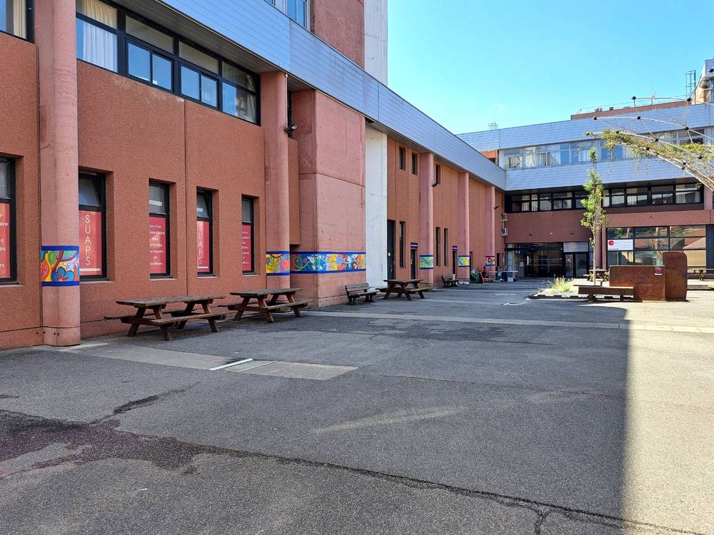 La cour du bâtiment des premiers cycles.