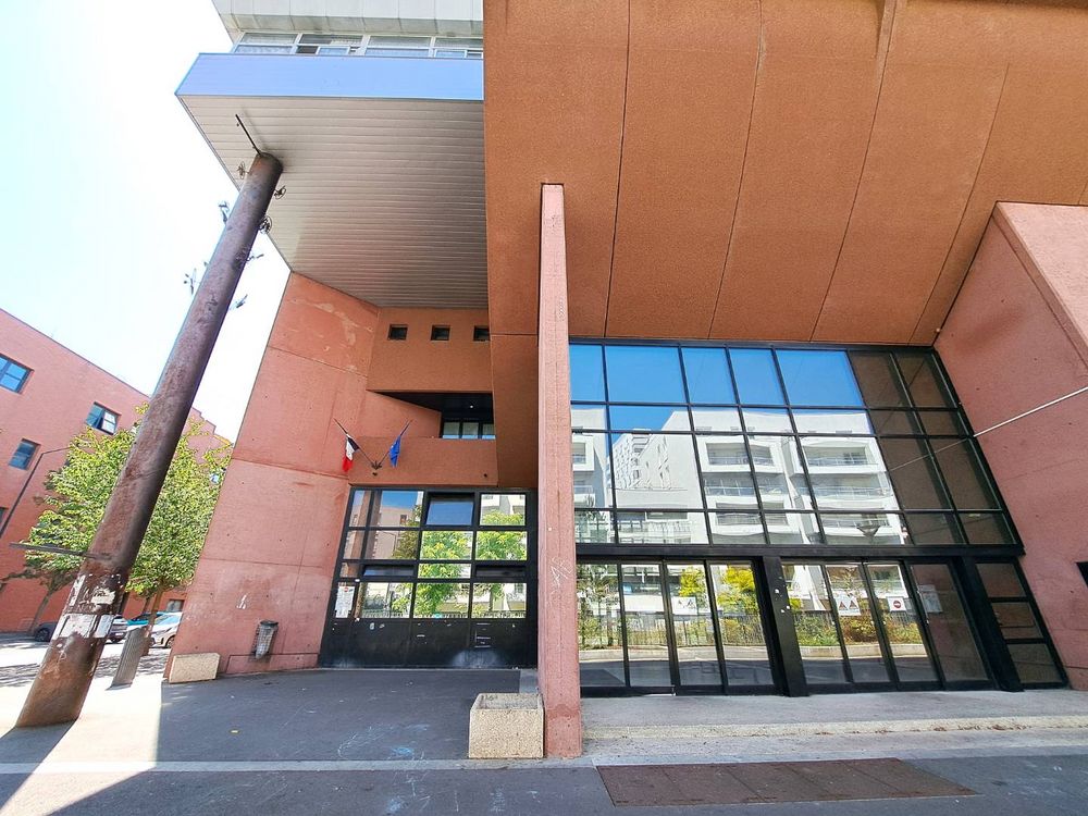 L'extérieur du bâtiment des premiers cycles.