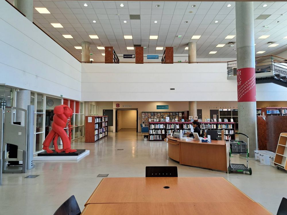 L'intérieur de la Bibliothèque Universitaire.