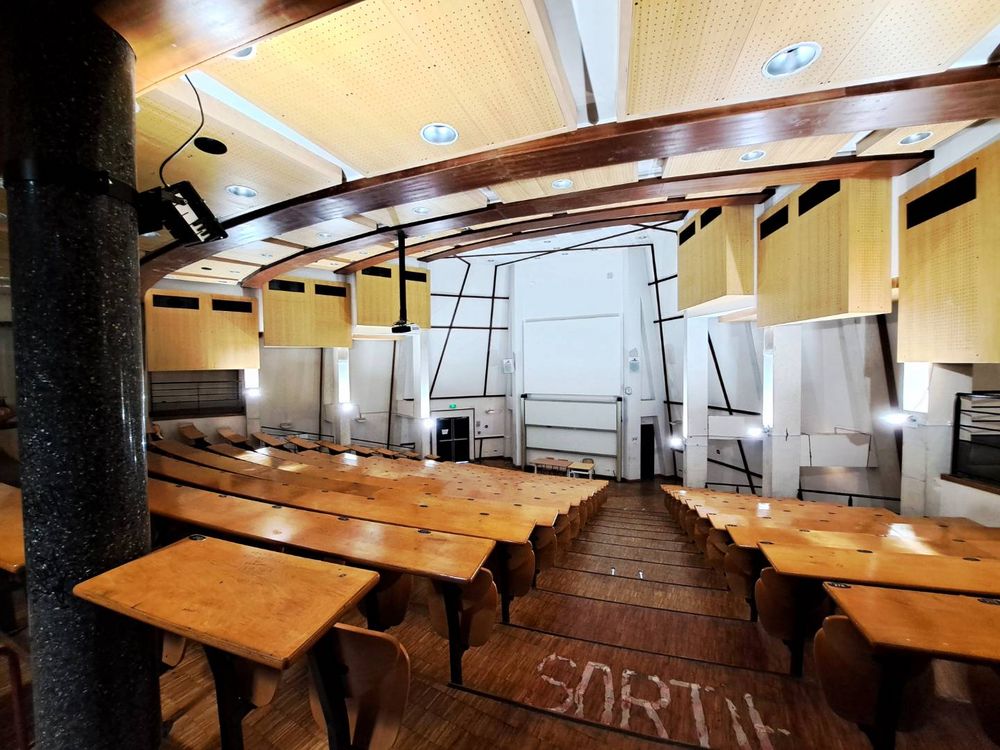 L'intérieur du Grand Amphi du bâtiment Maupertuis.