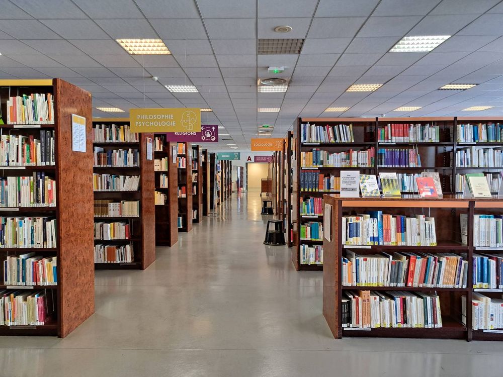 L'intérieur de la Bibliothèque Universitaire.