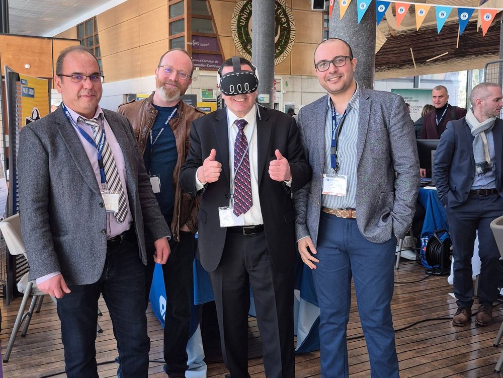 Kamal Youcef-Toumi, Professeur au MIT, teste le programme de rééducation à la marche grâce à la réalité augmentée