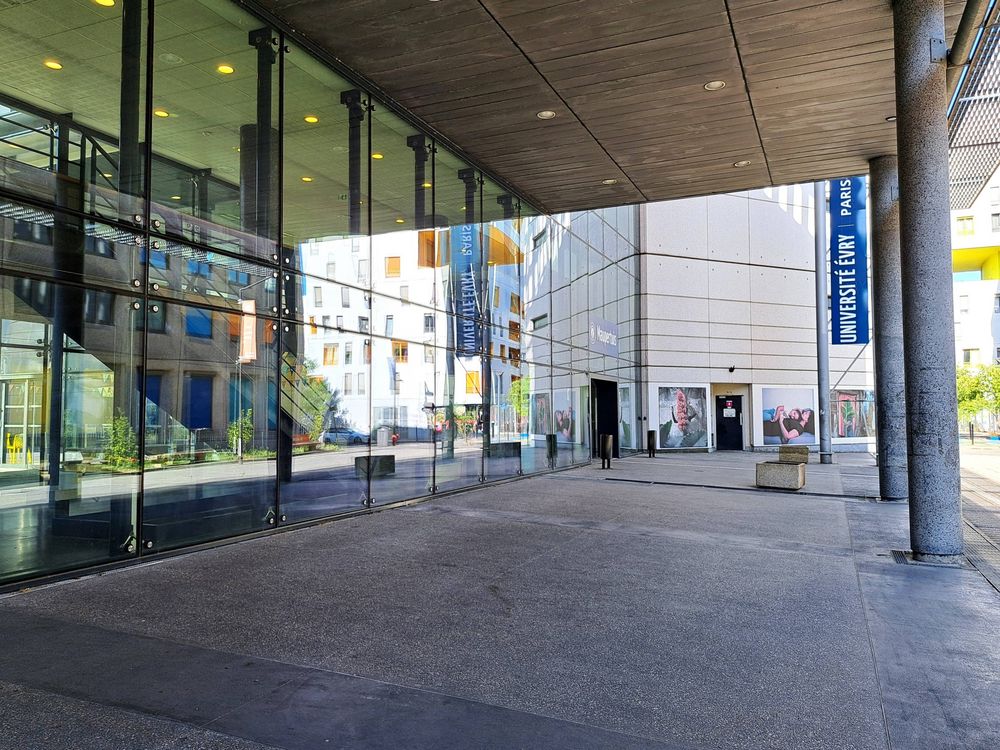 Une vue extérieure du Bâtiment Maupertuis.