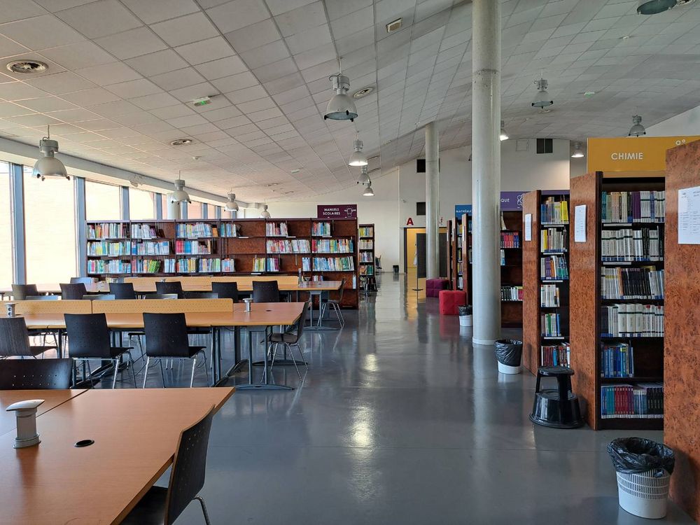 L'intérieur de la Bibliothèque Universitaire.