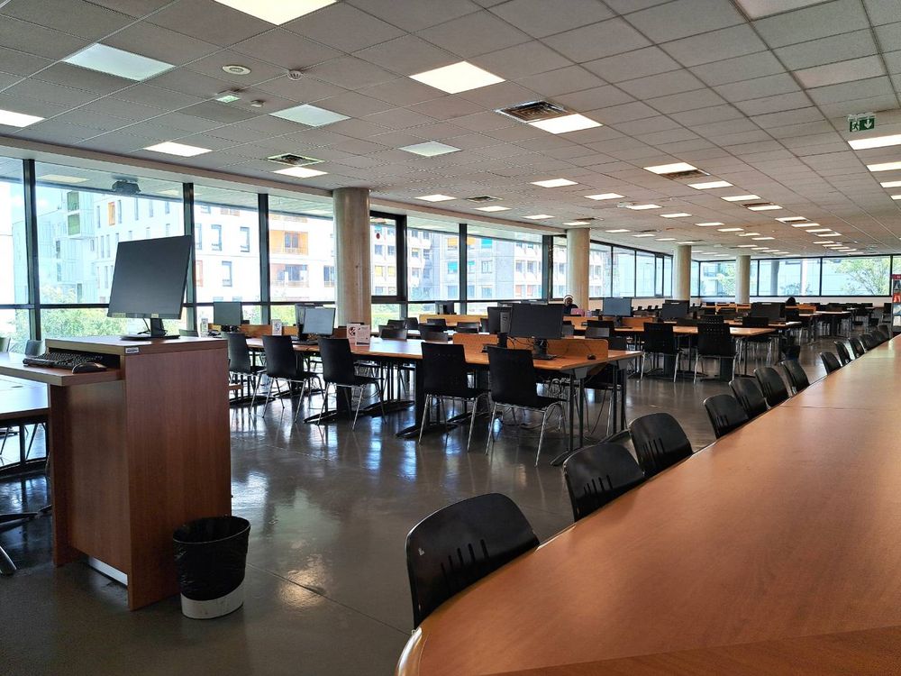 L'intérieur de la Bibliothèque Universitaire.
