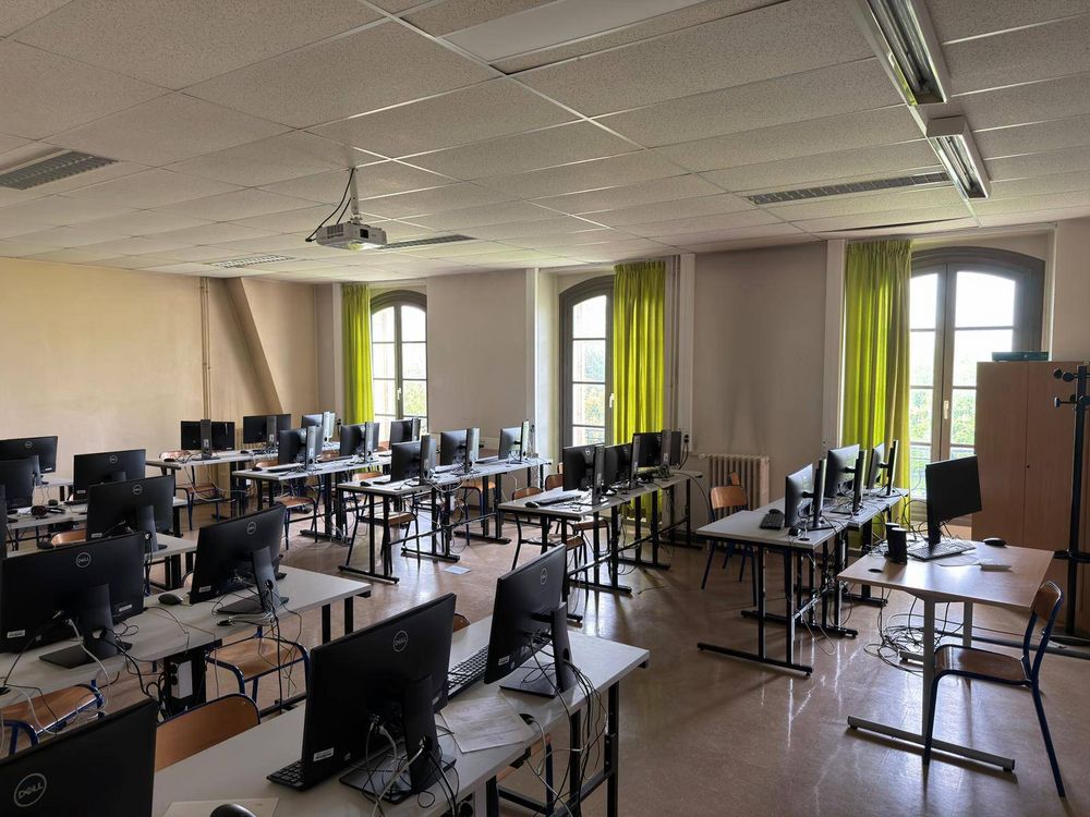 Salle avec des ordinateurs