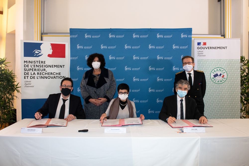 Patrick Curmi, Président de l'Université d'Évry, Simone Bonnafous, rectrice déléguée pour l’enseignement supérieur, la recherche et l’innovation de la région académique Île-de-France et Jérôme Masclaux Directeur Général de  l'EPAURIF signent la convention Plan de relance