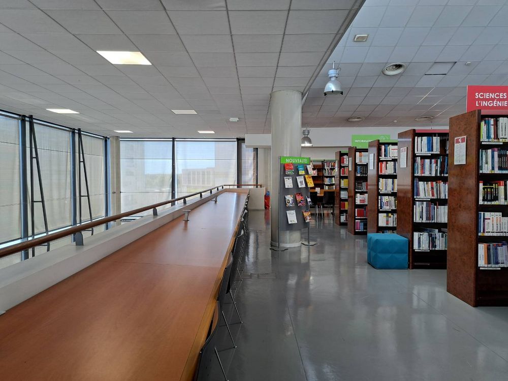 L'intérieur de la Bibliothèque Universitaire.