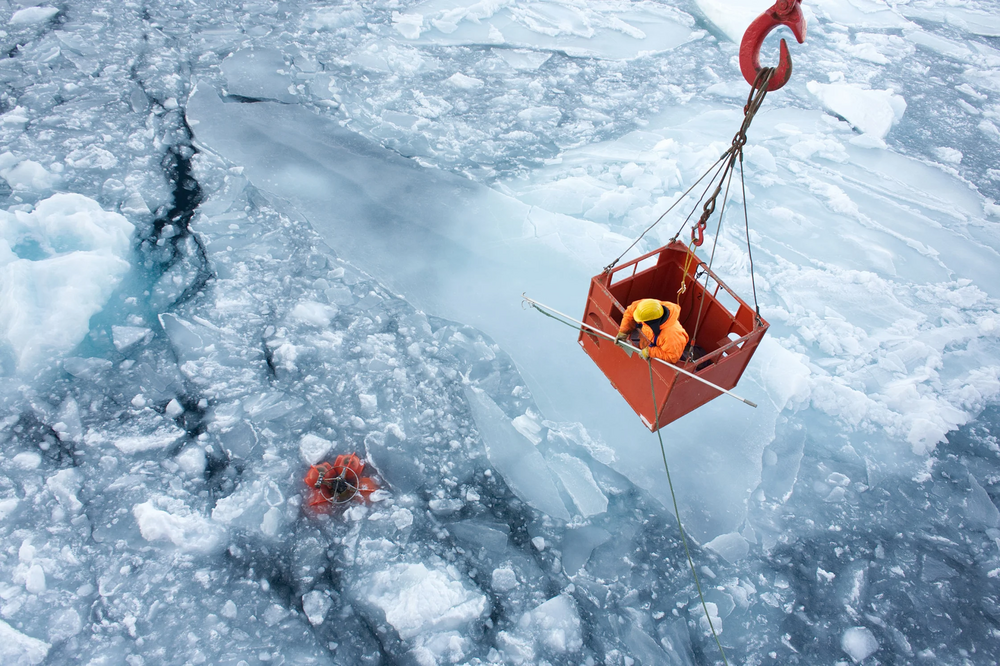2024. Cette photo, prise depuis le pont du navire de recherche brise-glace Polarstern, montre la délicate opération de récupération d'un instrument appelé CTD (acronyme de « conductivité, température, profondeur ») qui s'était retrouvé coincé sous la banquise au large de la côte nord-est du Groenland.