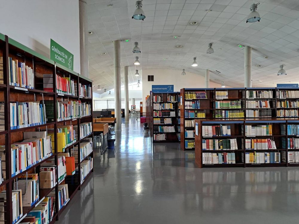 L'intérieur de la Bibliothèque Universitaire.
