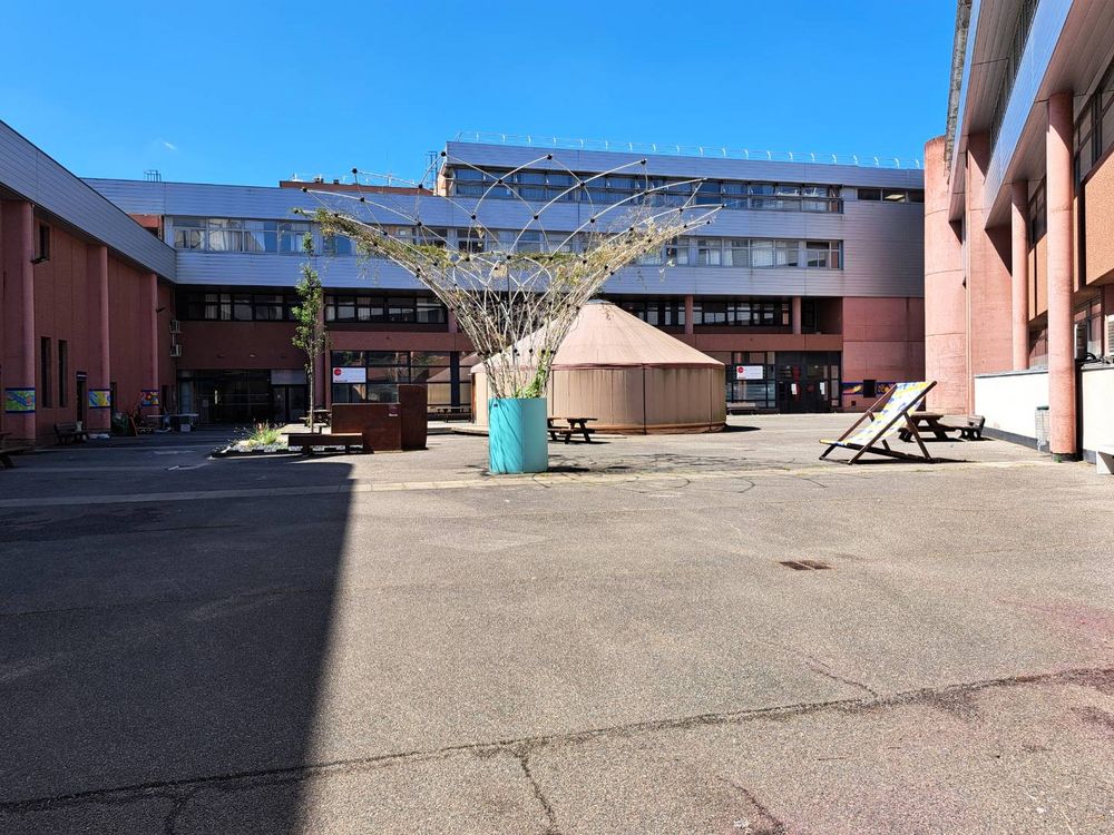 La cour du bâtiment des premiers cycles.