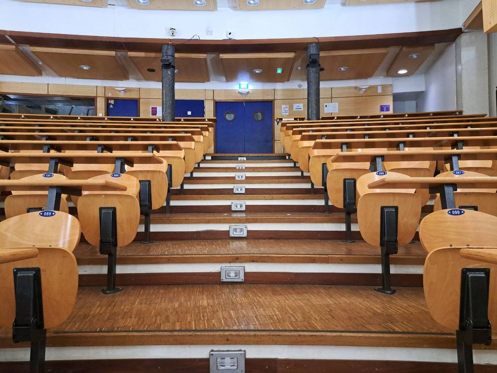 L'intérieur du Grand Amphi du bâtiment Maupertuis.