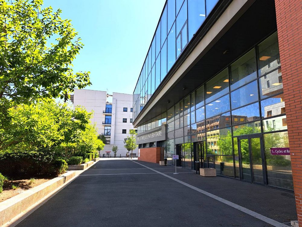 L'extérieur de la Bibliothèque Universitaire.