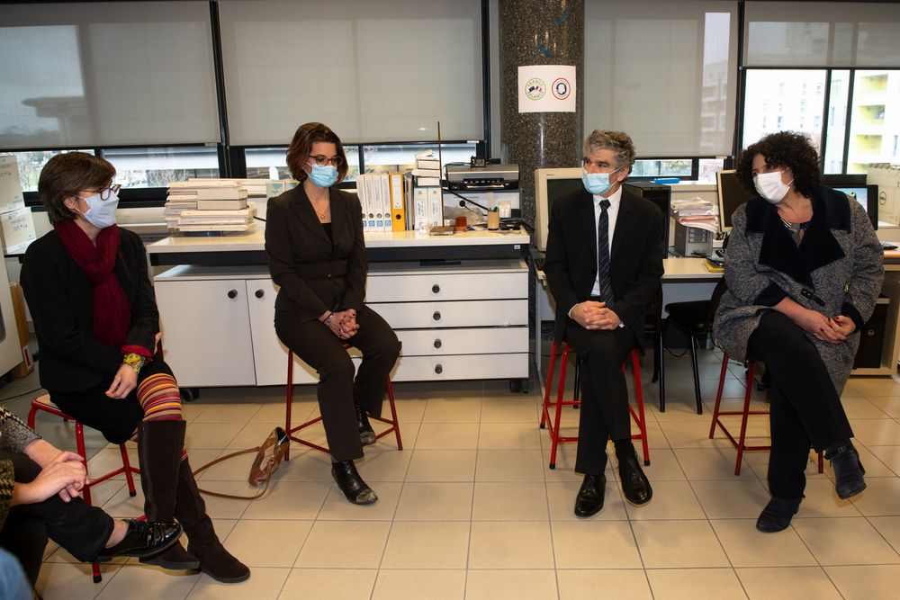 Échanges entre Frédérique Vidal, Patrick Curmi et plusieurs enseignants-chercheurs