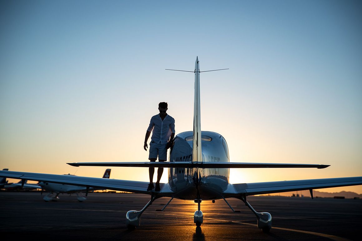 avion et pilote au couché du soleil