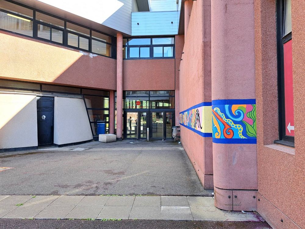 La cour du bâtiment des premiers cycles.